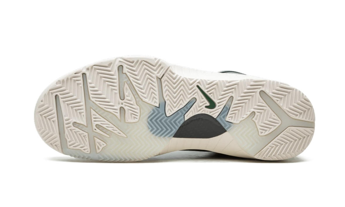Nike Kobe 4 Protro Undefeated Milwaukee Bucks, outsole detail in cream with grey traction pattern