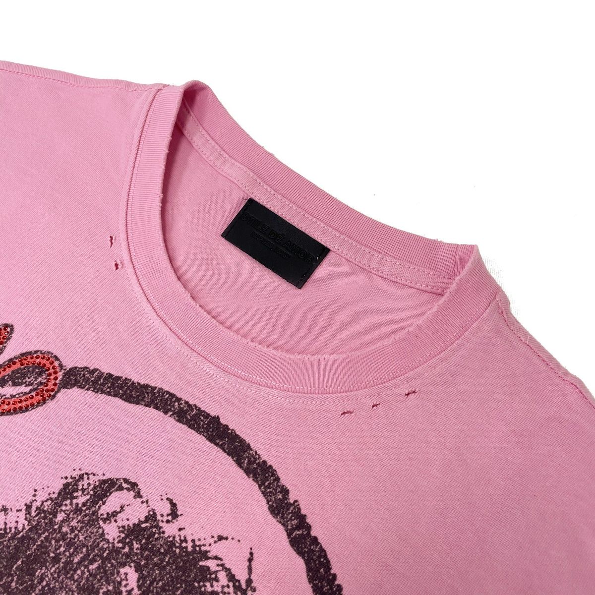 Stile De Amor Pink Cosa Sola T-Shirt, close-up of the ribbed collar and black woven label above the halftone print