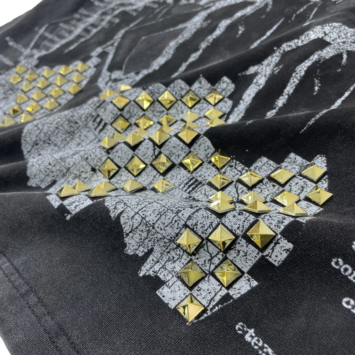 Stile De Amor 1950 Amor T-Shirt, close-up of the gold pyramid studs over the print