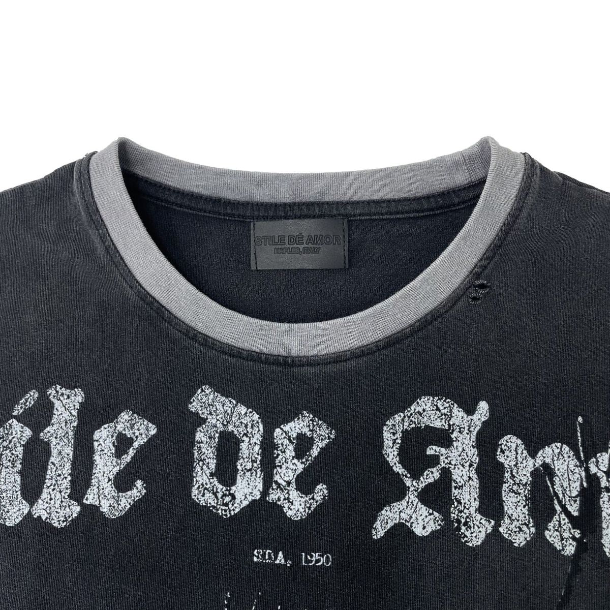 Stile De Amor 1950 Amor T-Shirt, close-up of the grey ribbed collar and SDA 1950 lettering