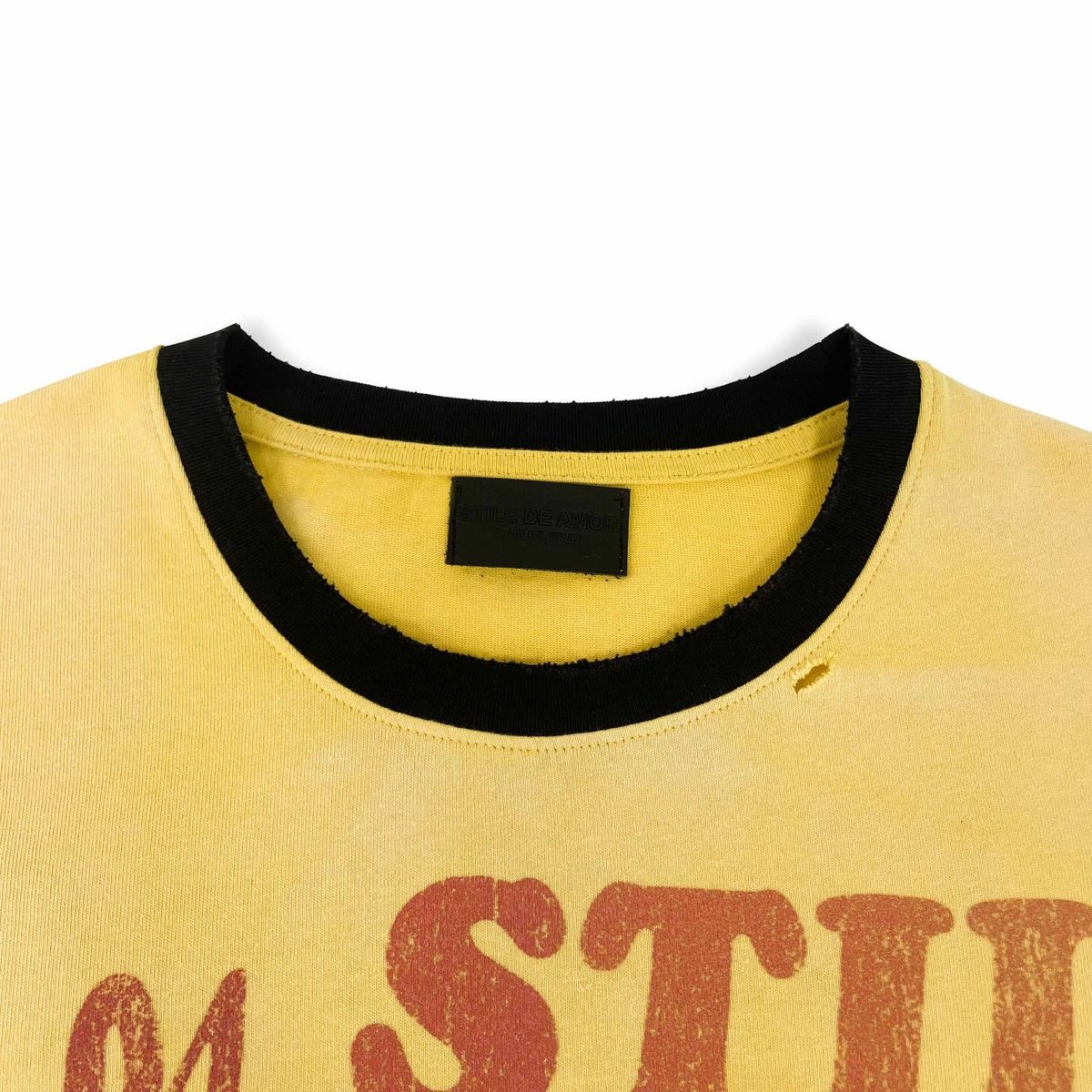 Stile De Amor Yellow Popolare T-Shirt, close-up of the black ribbed collar and woven label above the red 04 STILE print