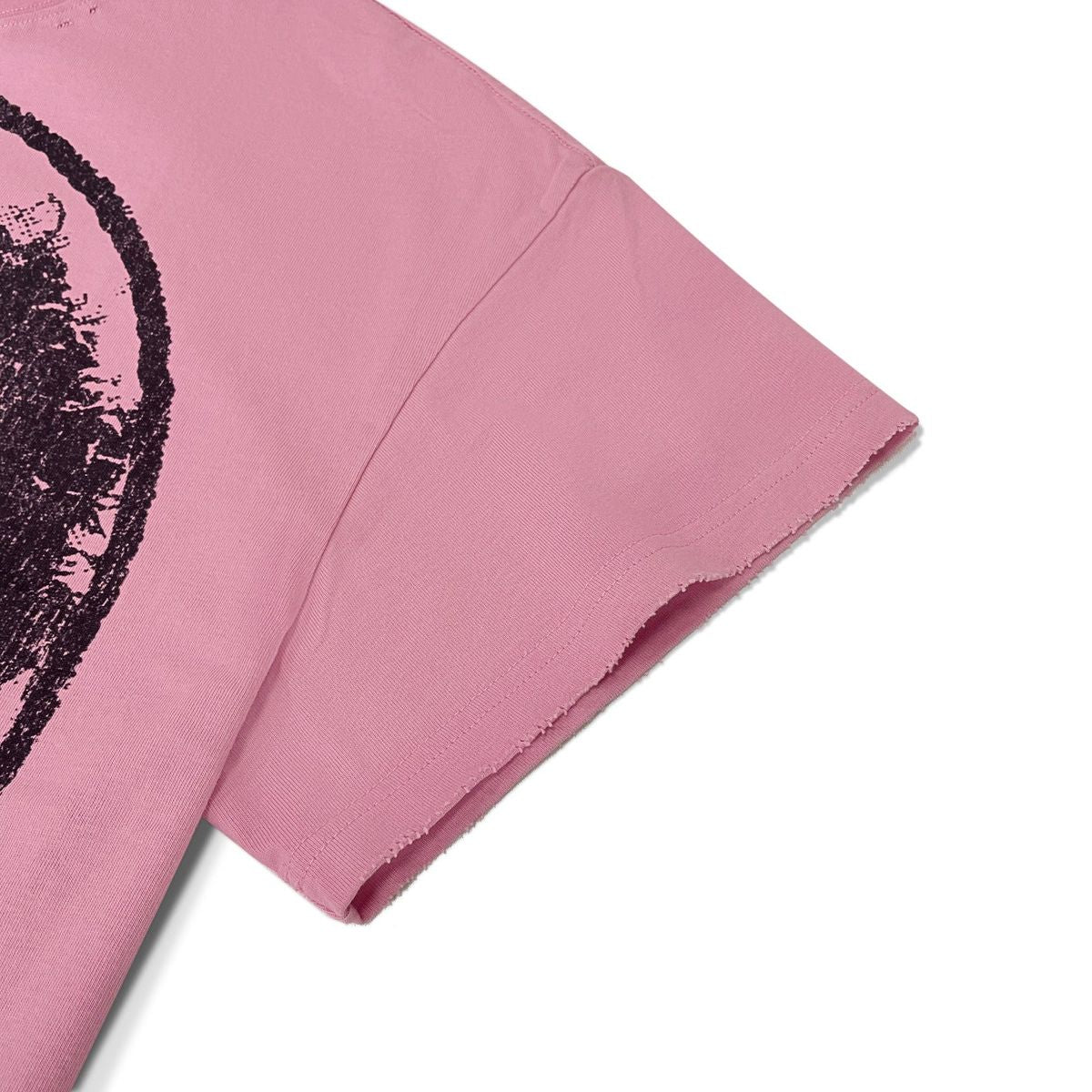 Stile De Amor Pink Cosa Sola T-Shirt, close-up of the pink short sleeve and shoulder beside the edge of the print