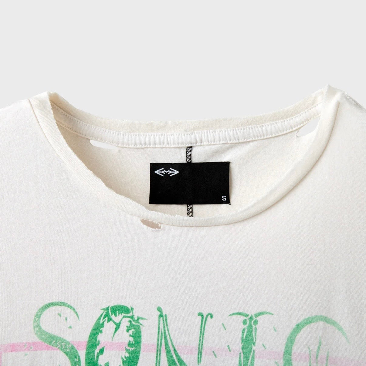 HMDD Vegas Cutoff, close-up of the ribbed collar and woven label above the green SONIC lettering