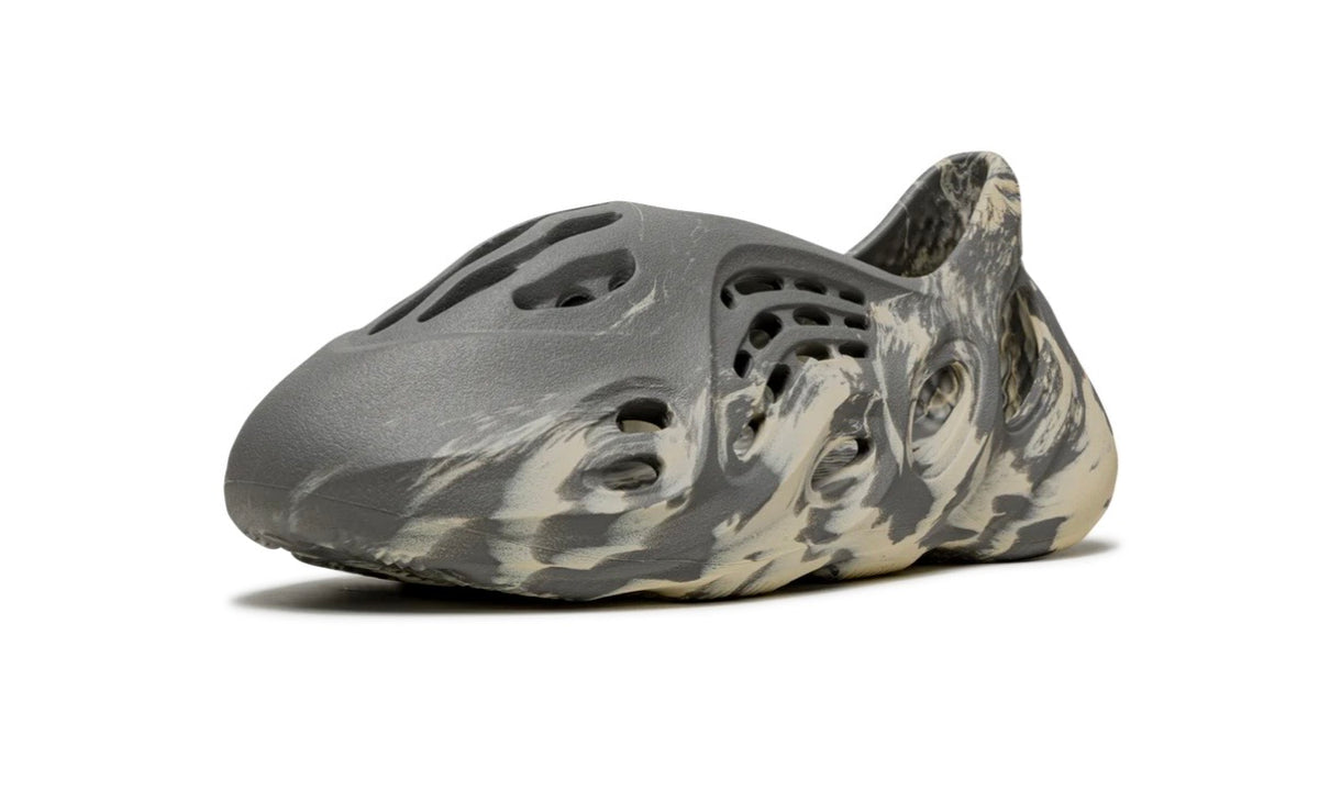 Adidas Yeezy Foam Runner MXT Moon Gray, front three-quarter view of the toe and sculpted upper