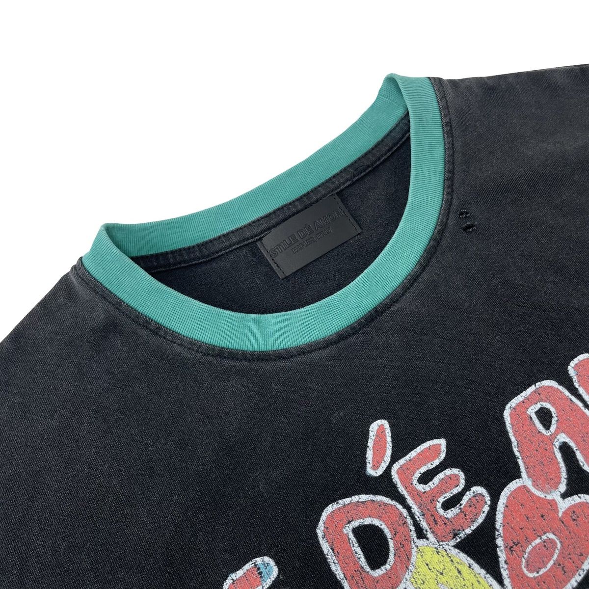 Stile De Amor Clover T-Shirt, close-up of the teal ribbed collar and black neck label
