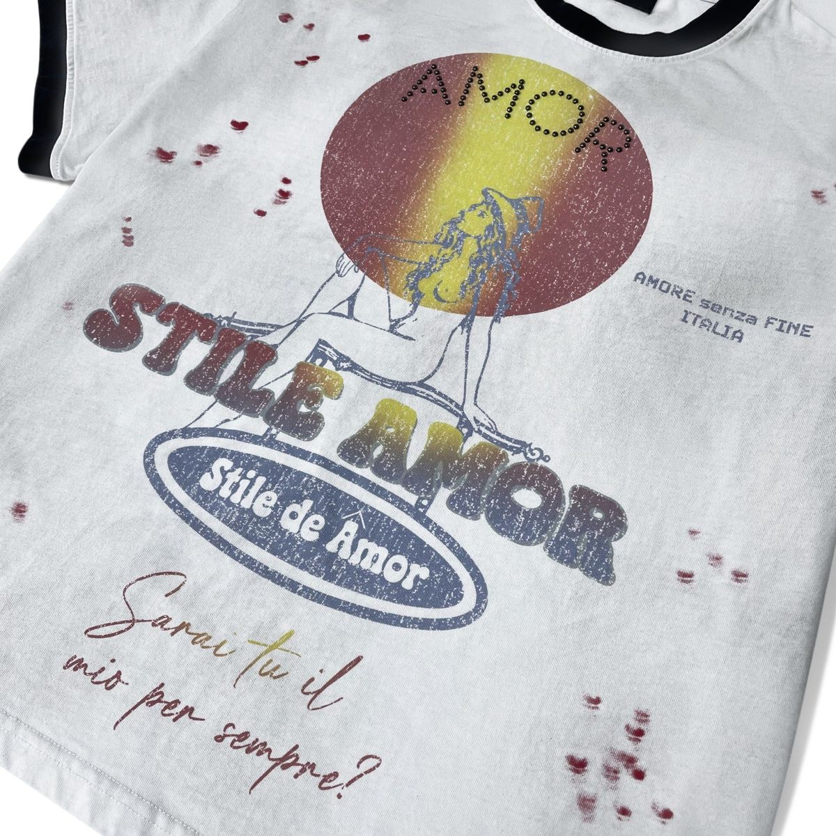 Stile De Amor White Buon Vino T-Shirt, close-up of the chest print with AMOR arched over a gradient wine glass, STILE AMOR lettering and a navy Stile de Amor oval badge