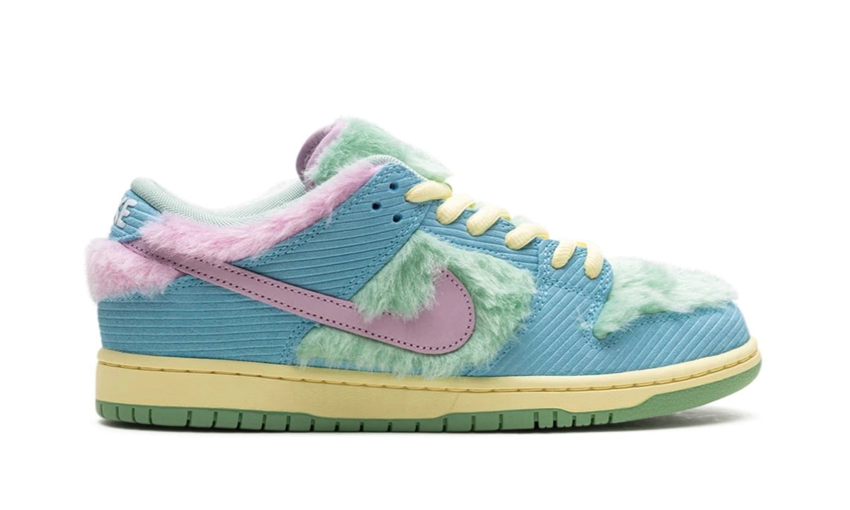 Medial side profile of the blue corduroy SB Dunk Low with pink fur heel collar